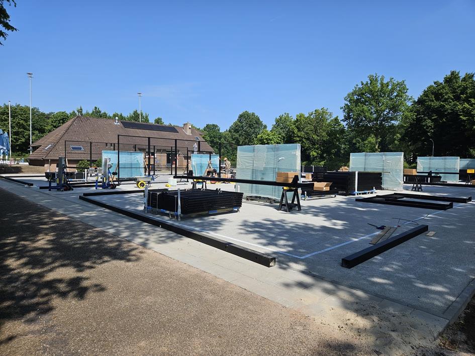 Padelbanen in aanbouw.jpg