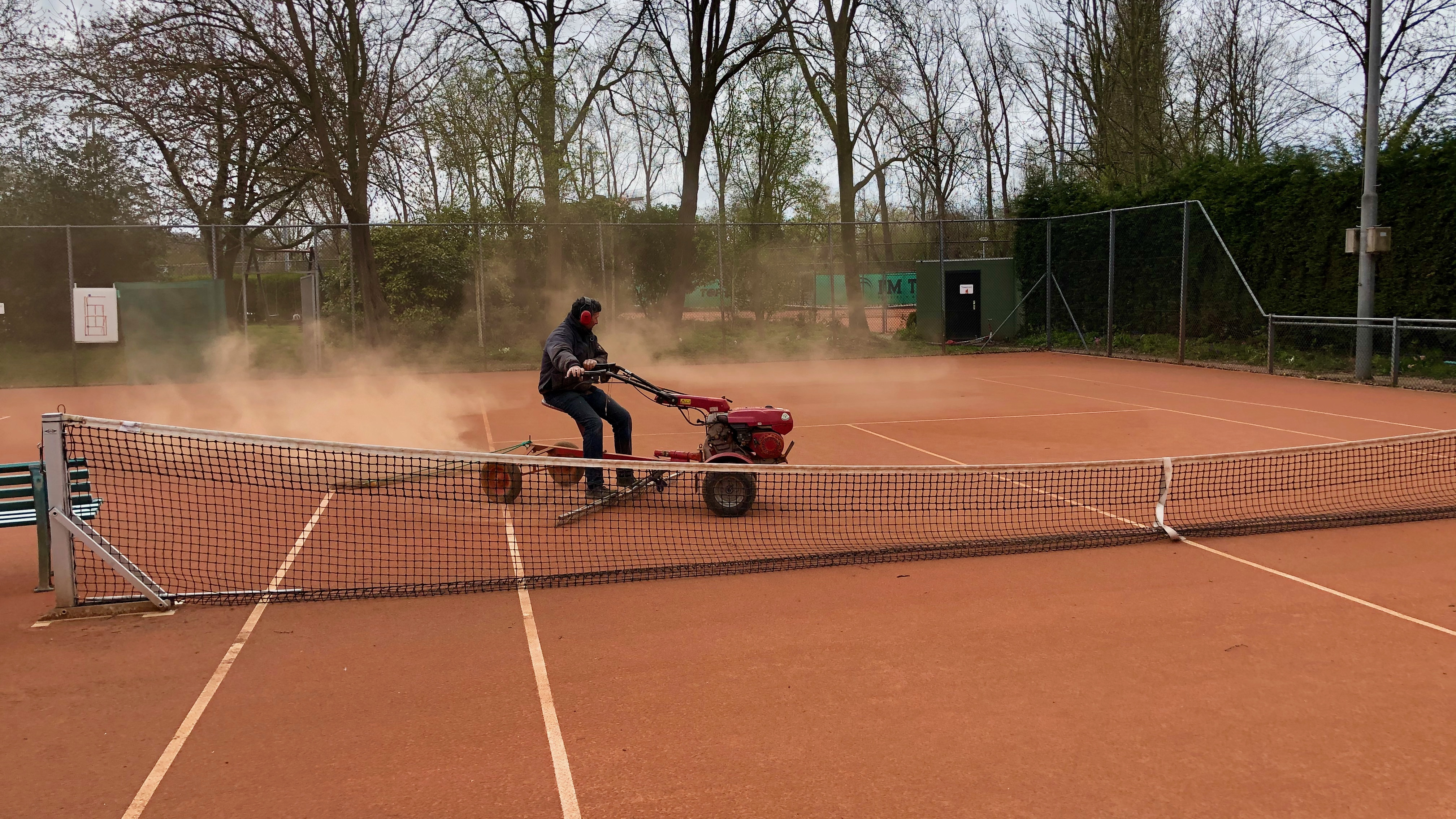 Traditioneel huisvrouw Seminarie TPC Unicum - 3-Jaarlijks onderhoud tennisbanen