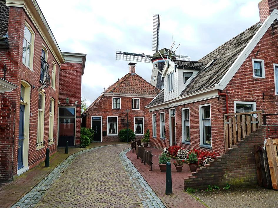 1280px-Winsum_-_Molenstraat.jpg