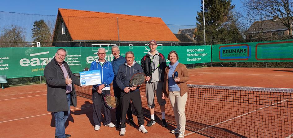 Cheque TV SET met Tennisers.jpg