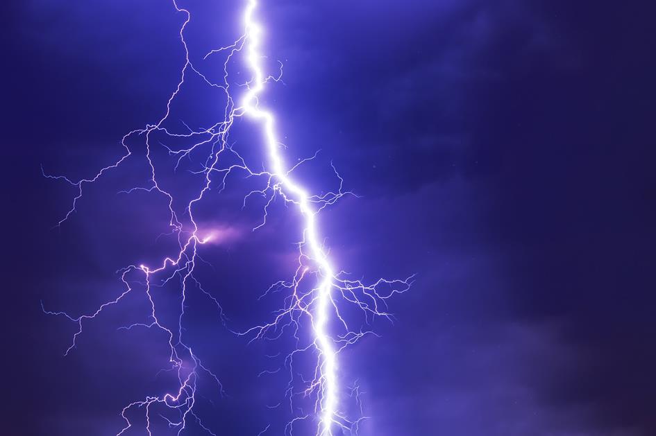lightning-2568381_1280.jpg