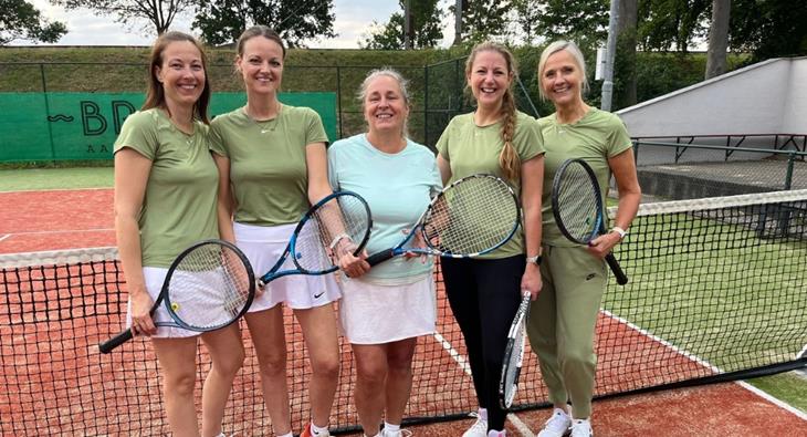 Kampioenen vrijdagavond 17+ dames dubbel Set'77 - 2.jpg