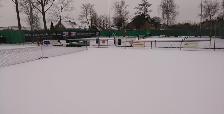 Sneeuw op de tennisbanen.jpg