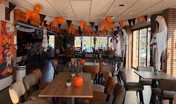 Halloween Padel 2025 - inrichting clubhuis4.jpg