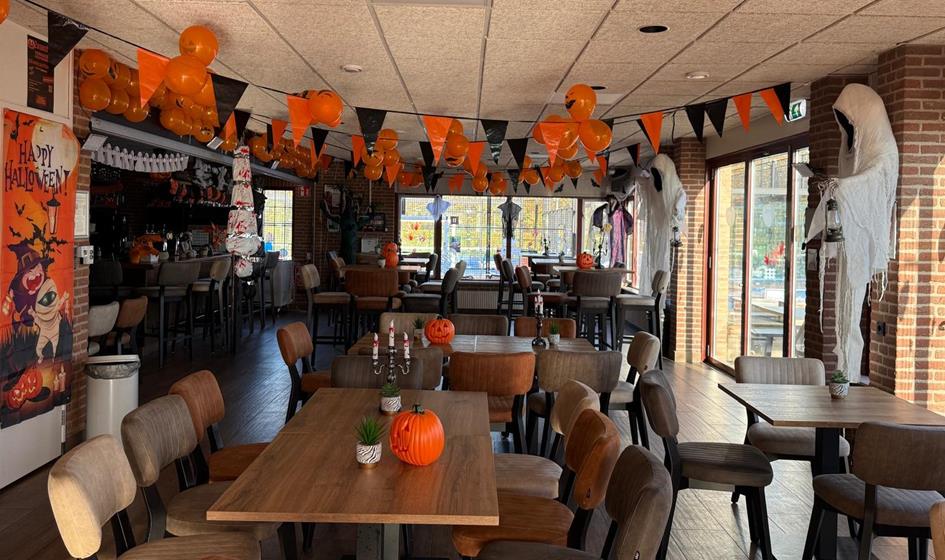 Halloween Padel 2025 - inrichting clubhuis4.jpg