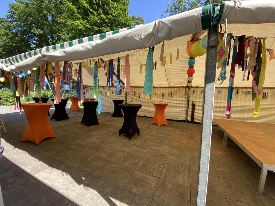 tent met vlaggen.JPG