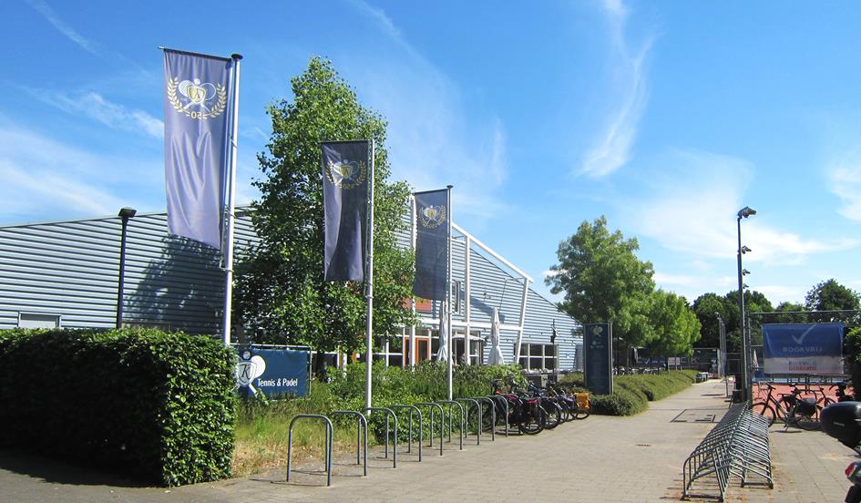 Jubikleumlogovlaggen bij entree mei 2025 foto NicodeGouw.JPG