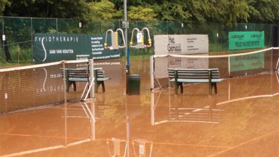 tennisbanen-overstromen-door-regen-wat-nu.jpg