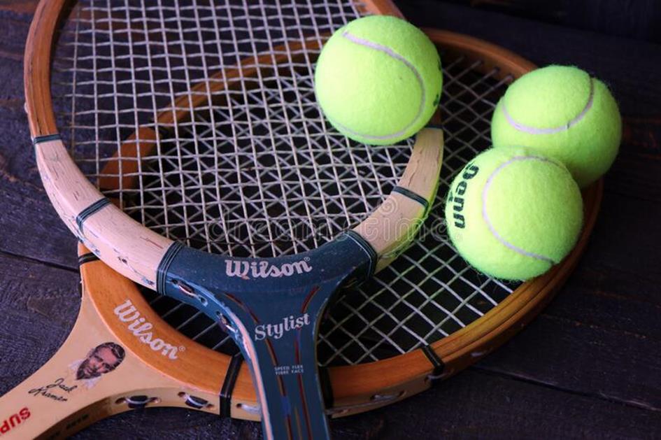 tennisracketjes-en-ballen-van-oud-hout-vintage-wooden-tennis-racquets-brengt-herinneringen-terug-aan-het-verleden-242402953.jpeg