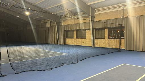 20251028 tennishal - nieuwe netten.jpg