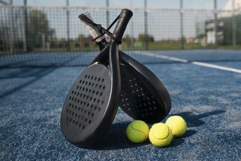 tennis-peddels-en-ballen-arrangement.jpg