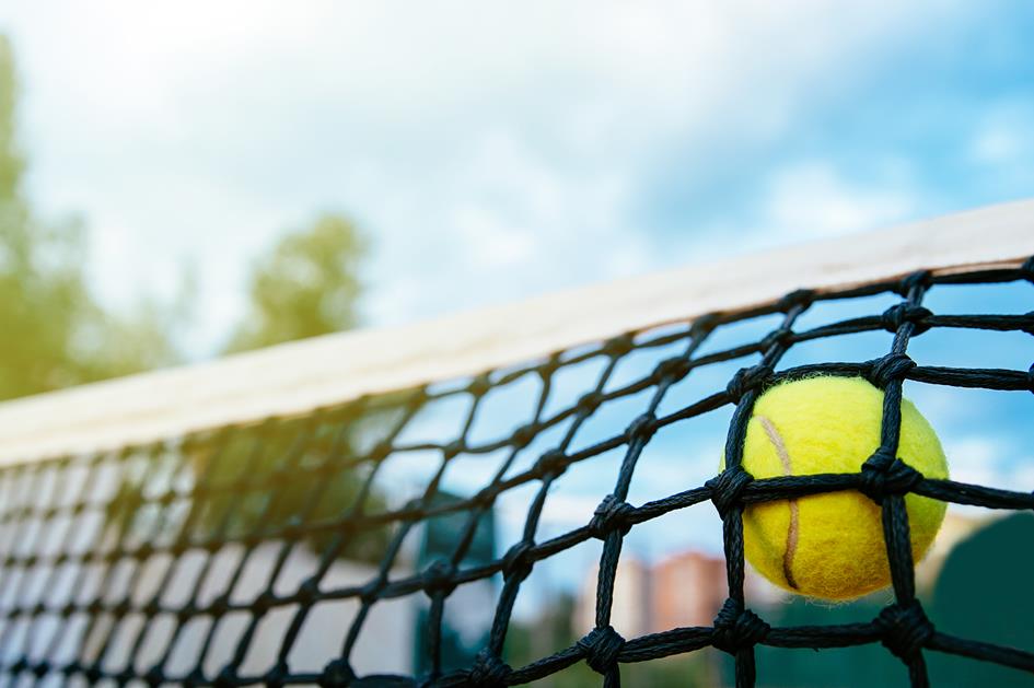 close-upfoto-van-tennisbal-die-netto-raken-sport-concept.jpg