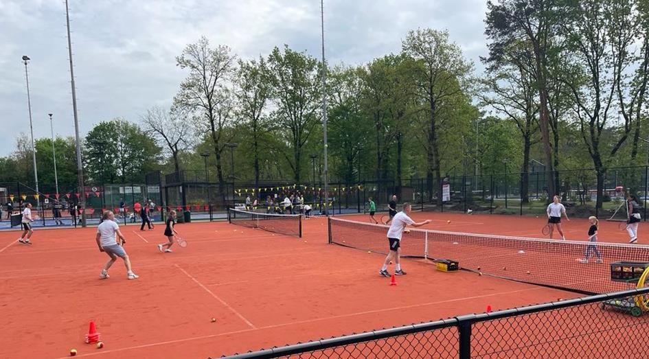 tennisclinic oud en jong.jpg