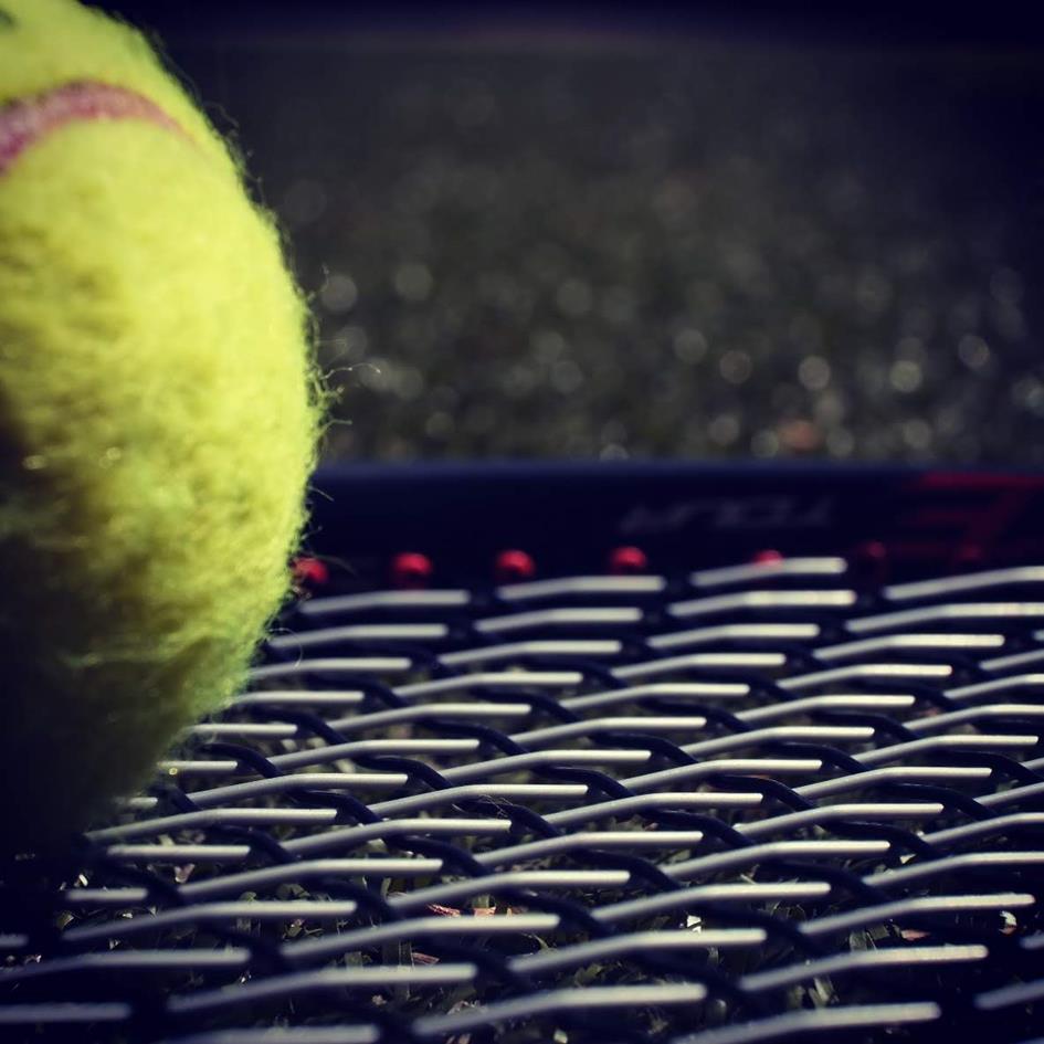 racket met bal.jpg