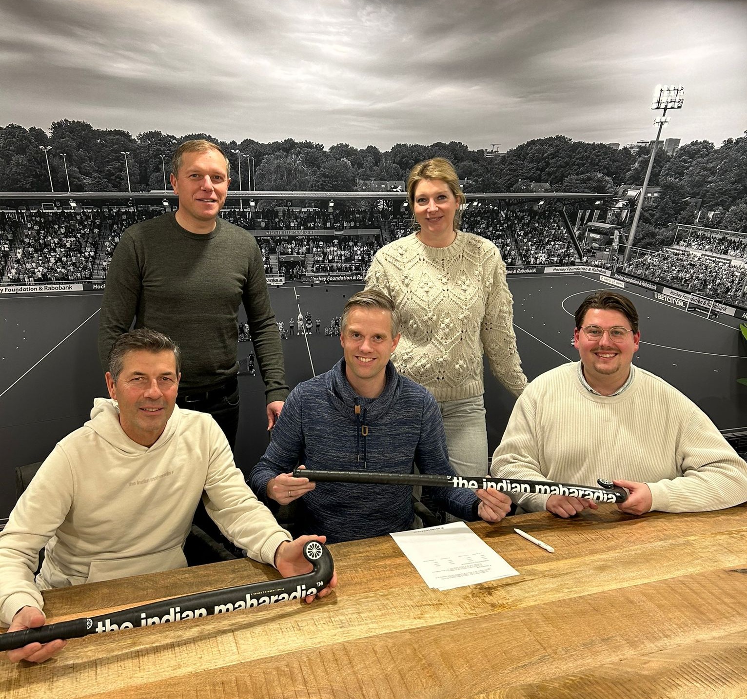 Hockey duel op een waterveld 