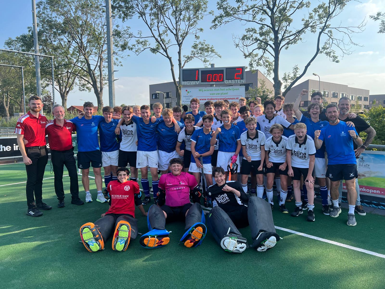 Hockey duel op een waterveld 