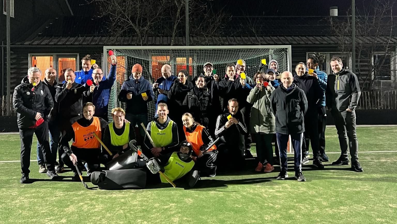 Hockey duel op een waterveld 