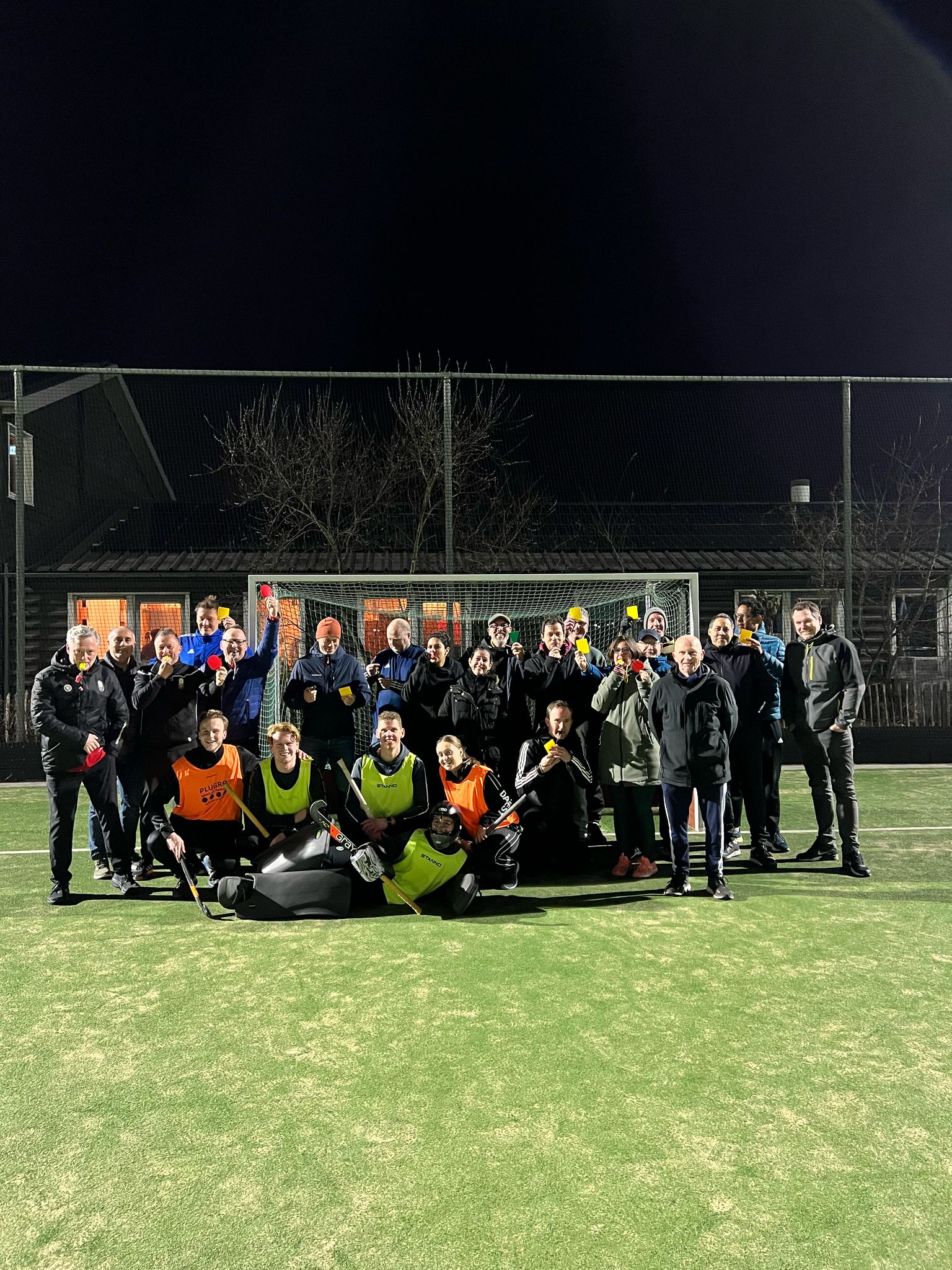 Hockey duel op een waterveld 