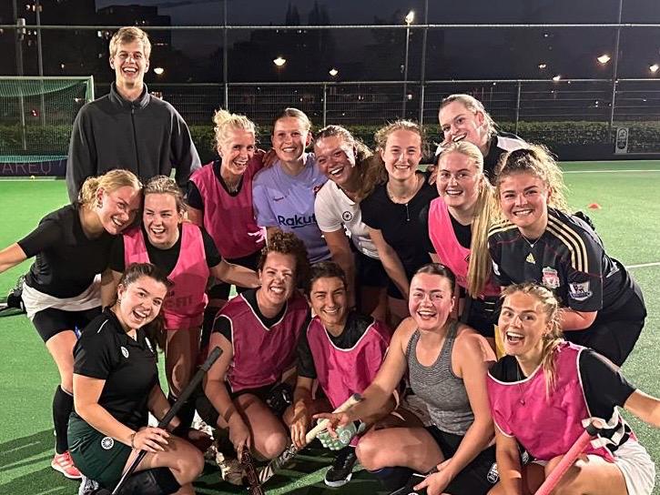 Hockey duel op een waterveld 