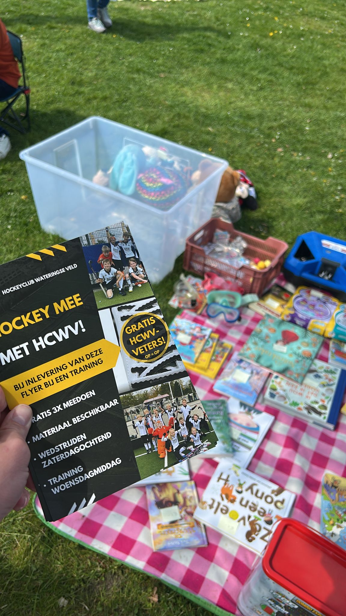 Hockey duel op een waterveld 