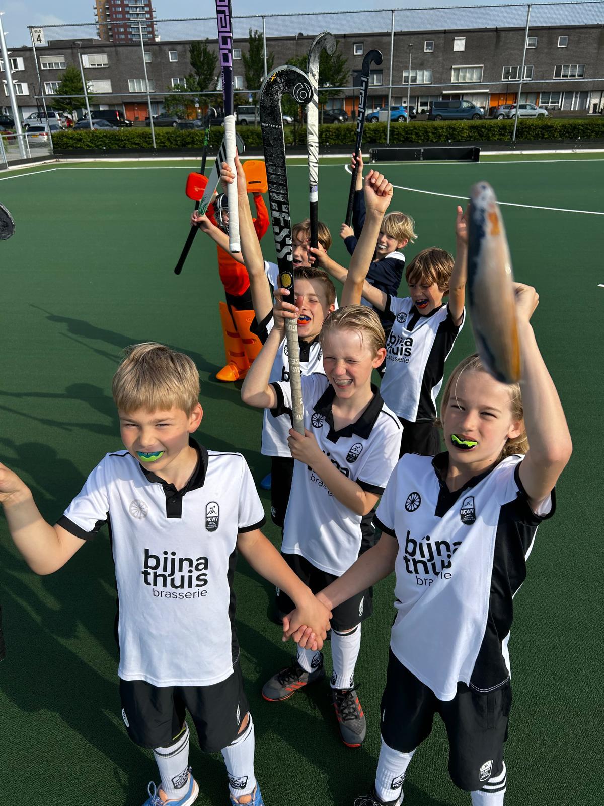 Hockey duel op een waterveld 