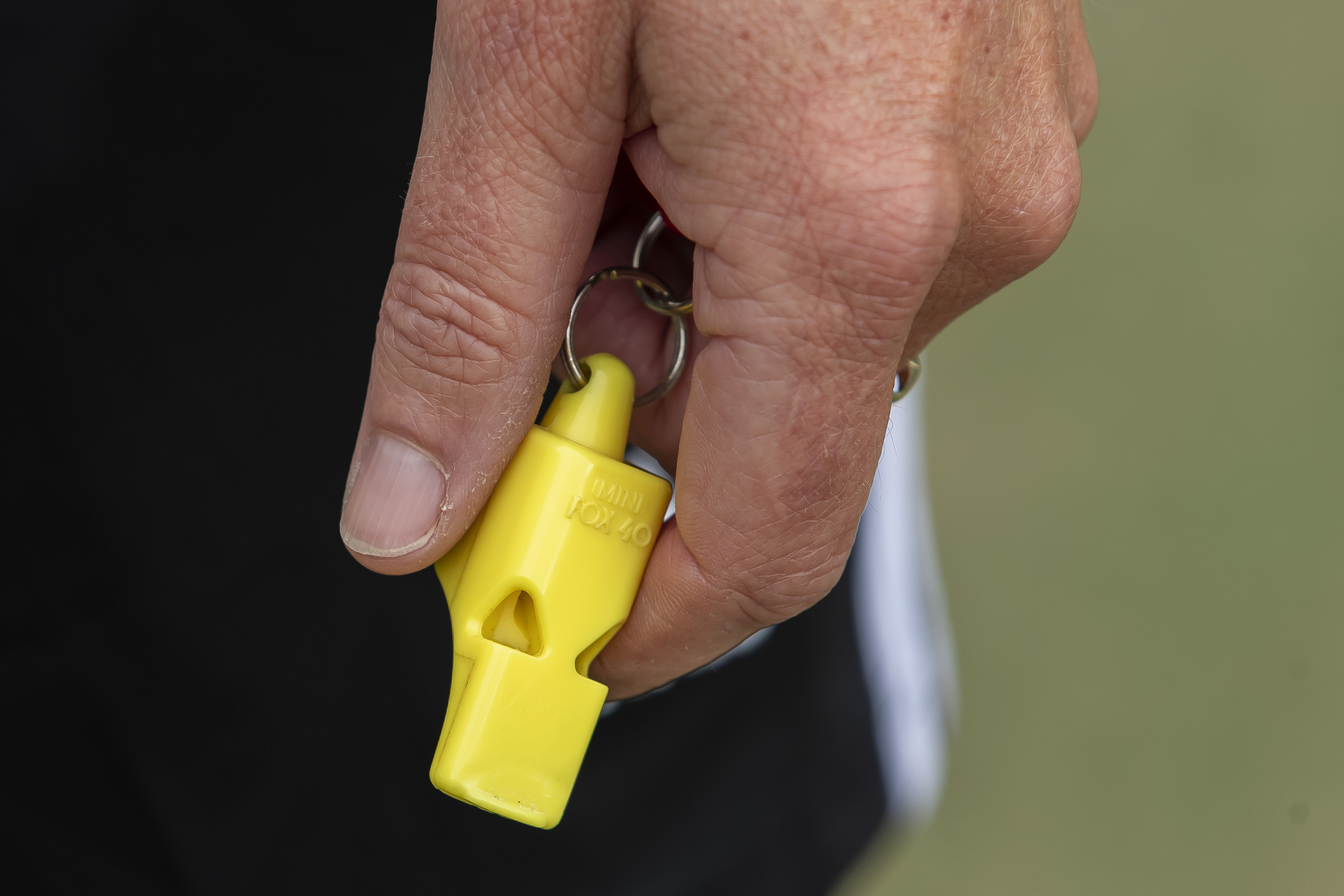 Hockey duel op een waterveld 