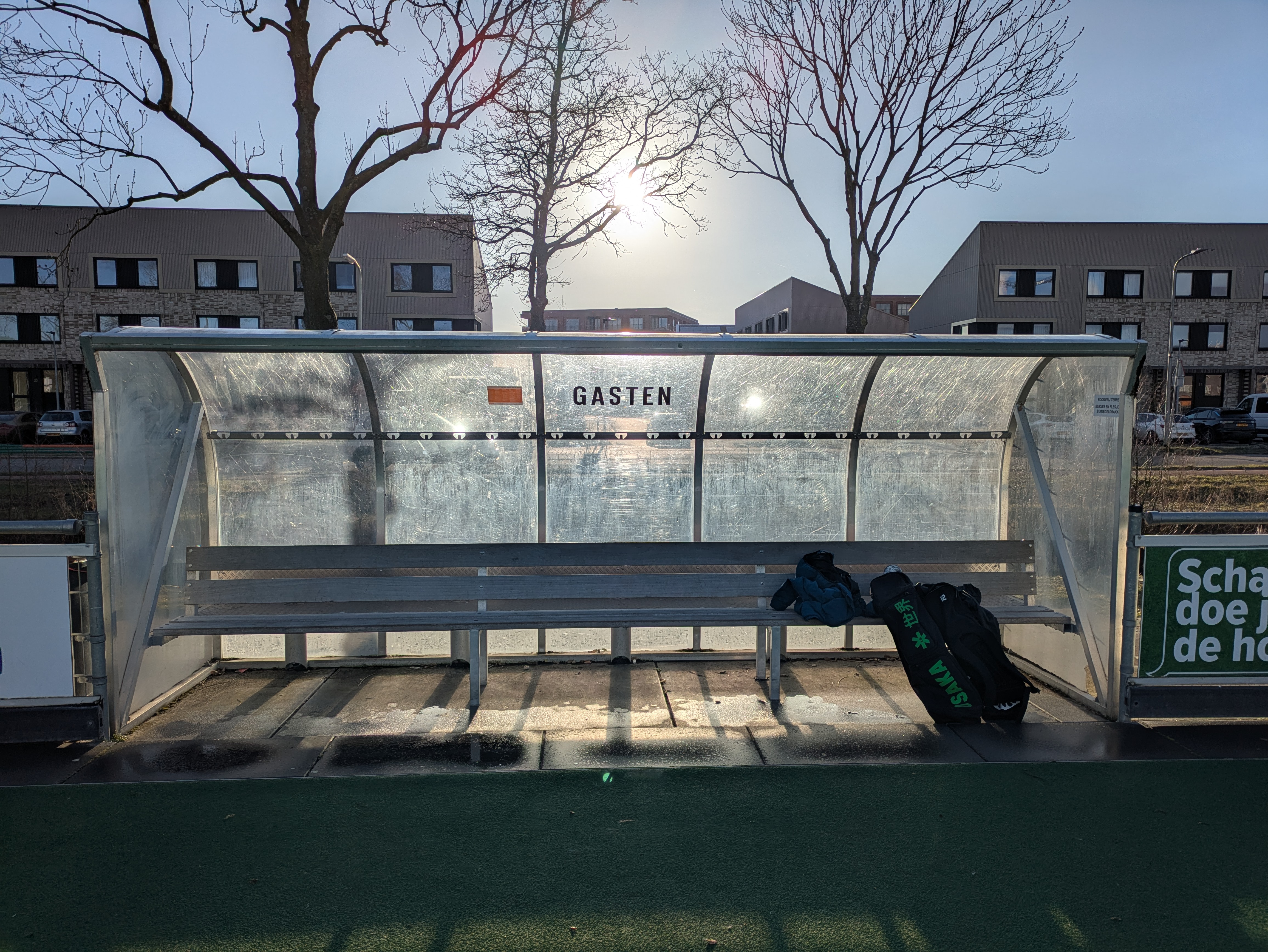 Hockey duel op een waterveld 