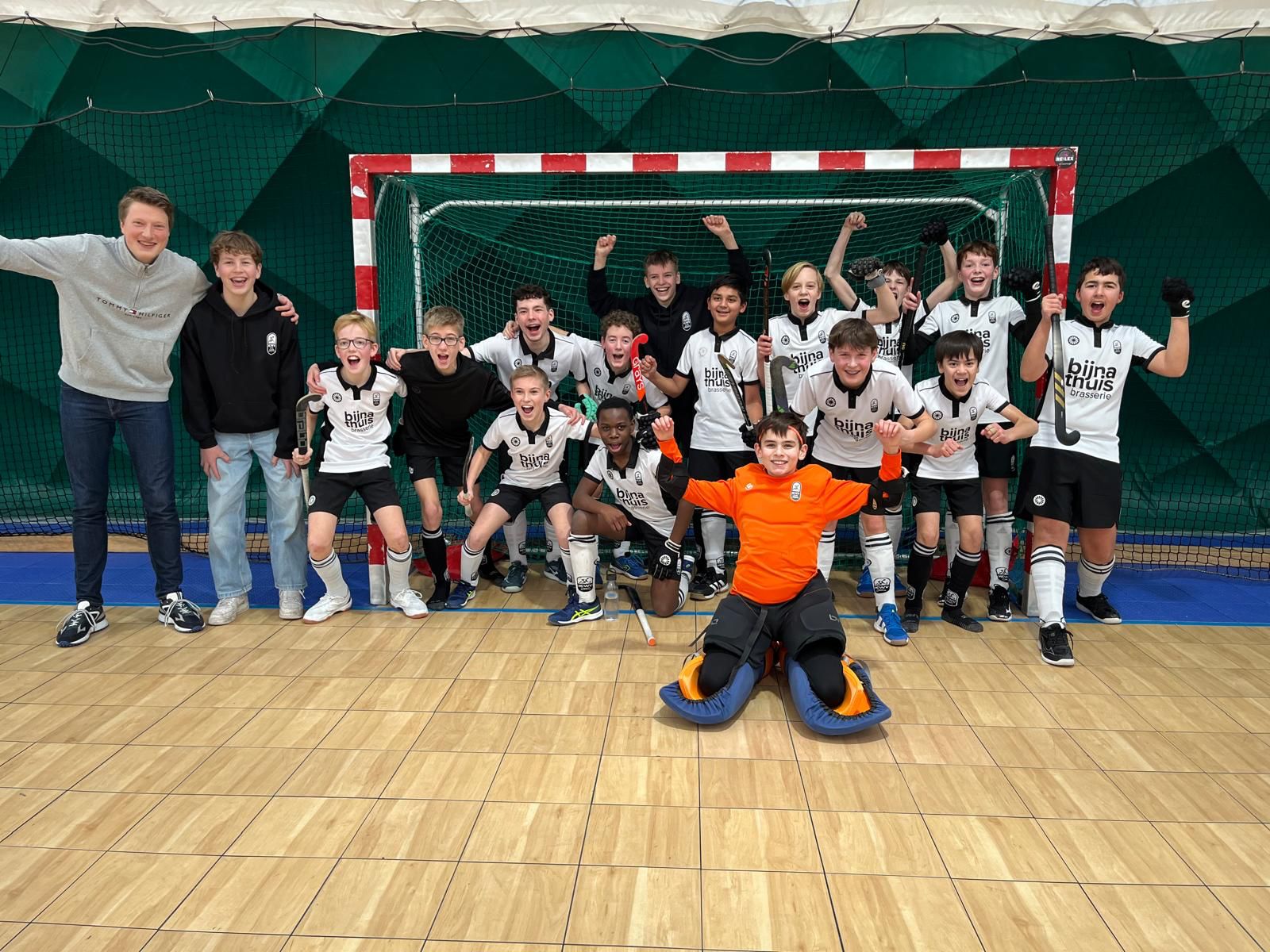 Hockey duel op een waterveld 