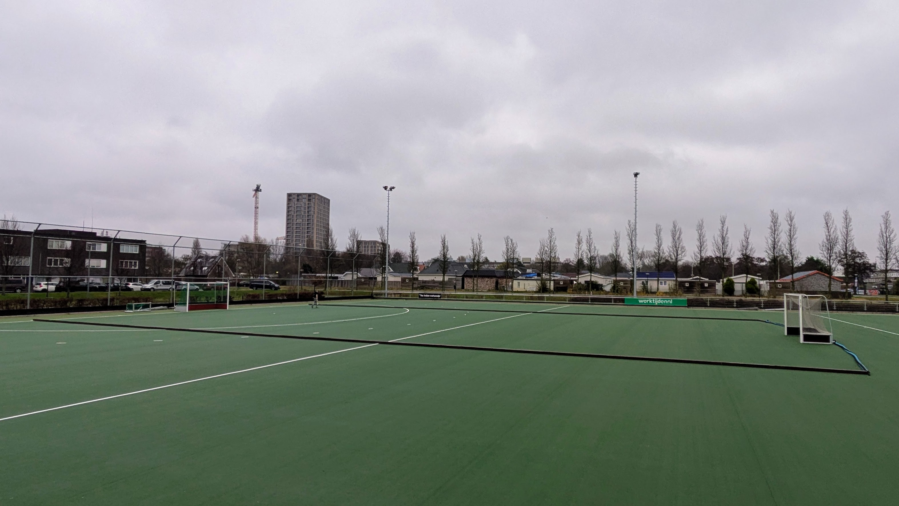Hockey duel op een waterveld 