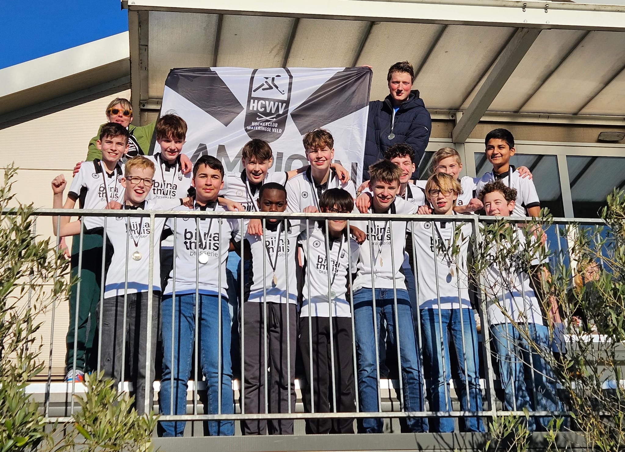 Hockey duel op een waterveld 