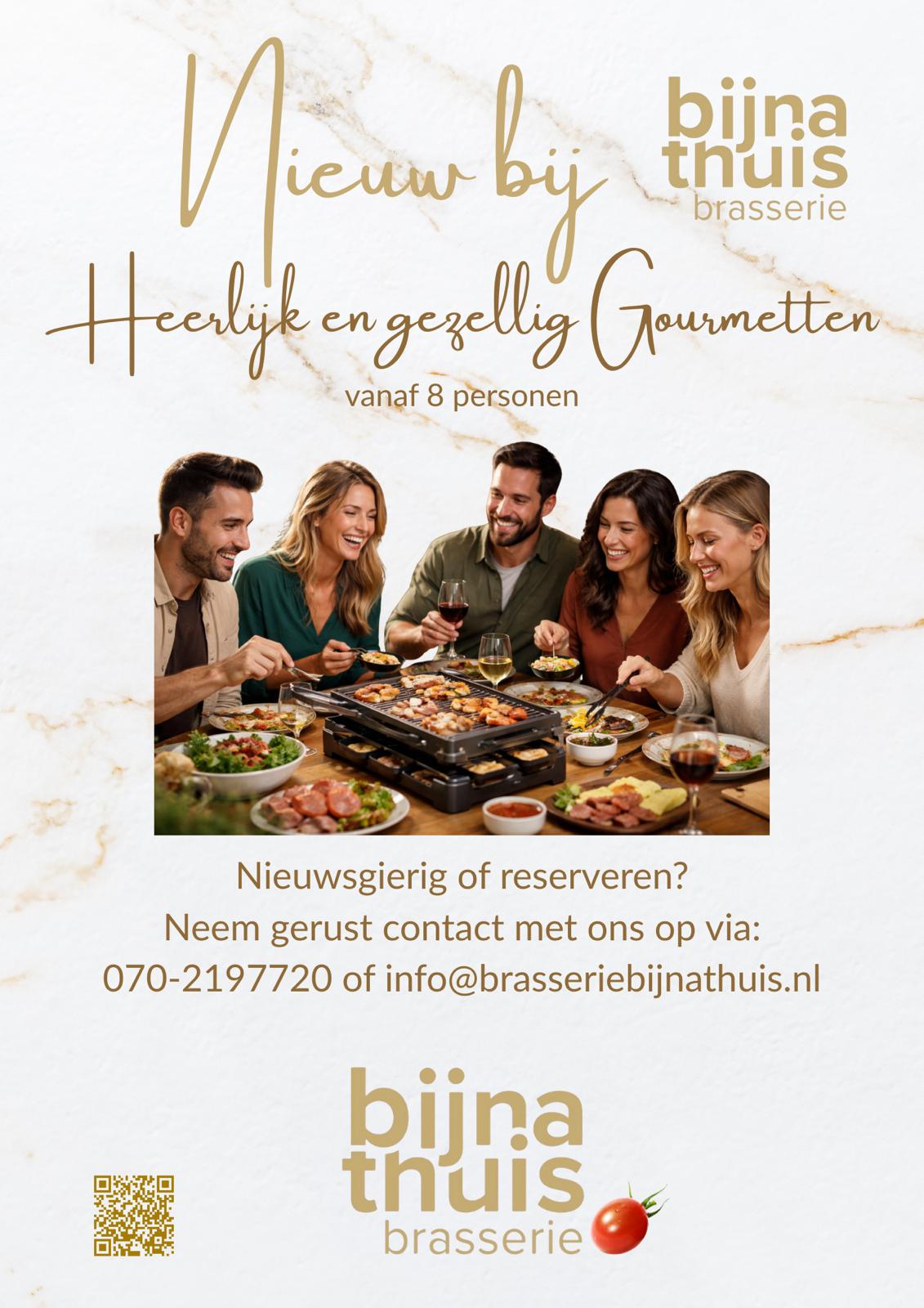 Hockey duel op een waterveld 