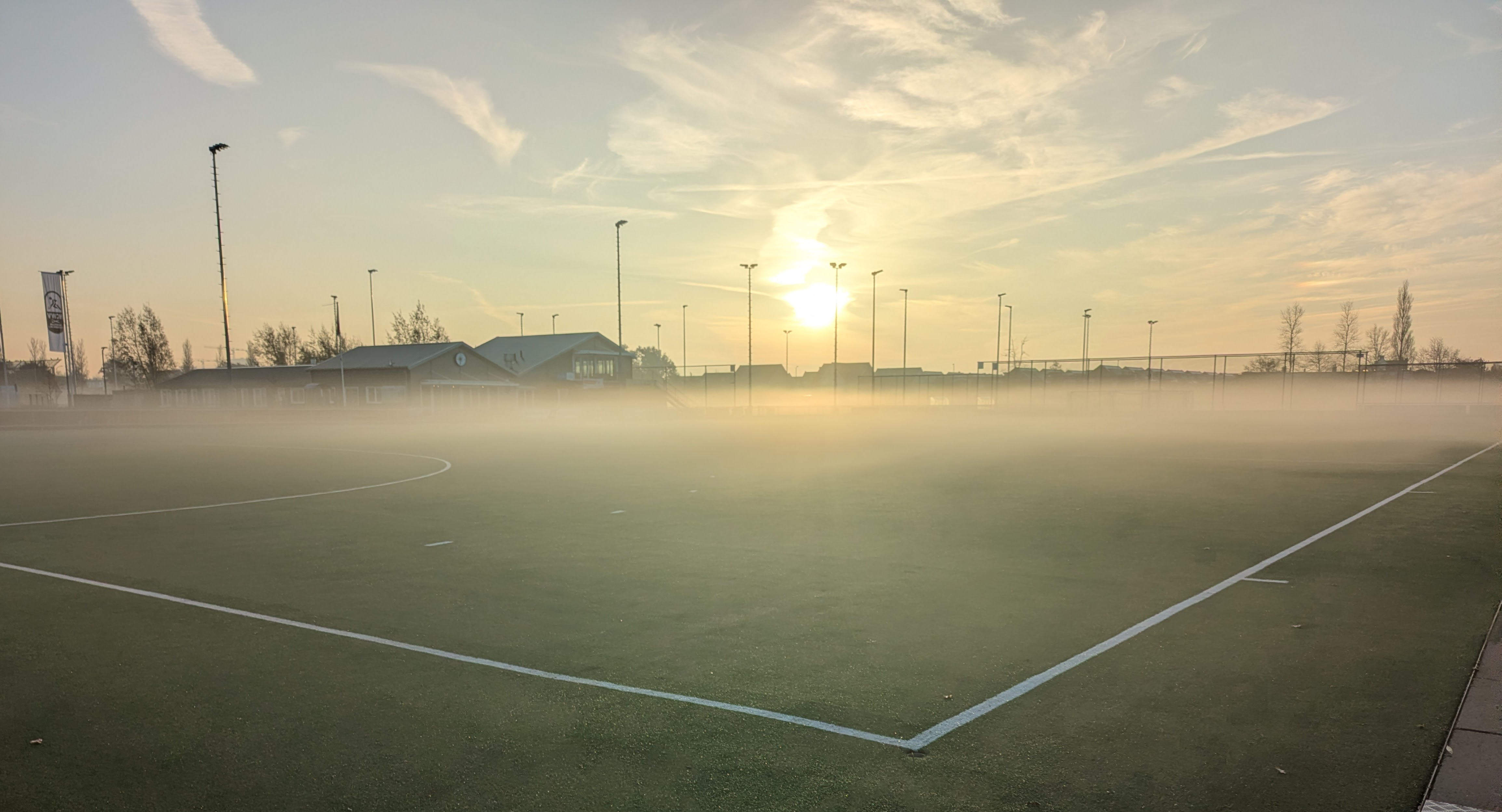 Hockey duel op een waterveld 