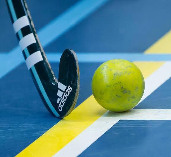 Hockey duel op een waterveld 