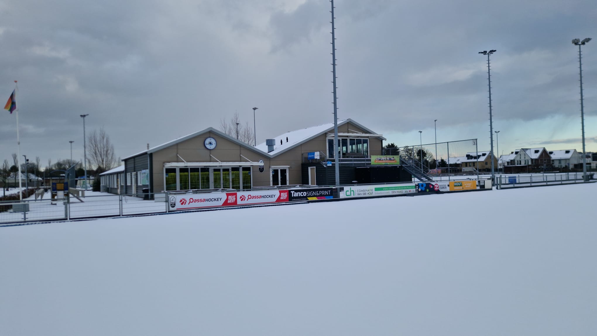 Hockey duel op een waterveld 