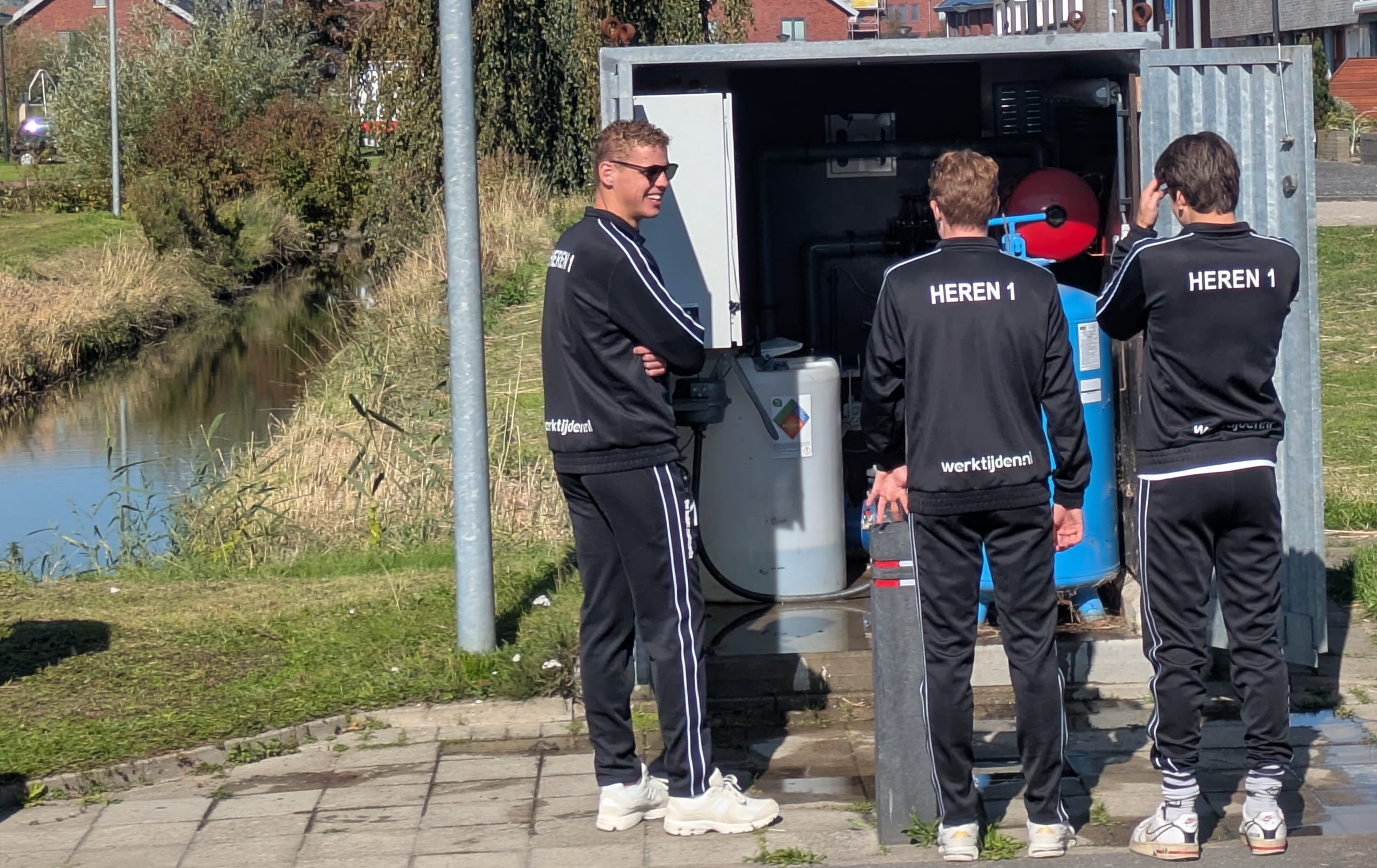 Hockey duel op een waterveld 