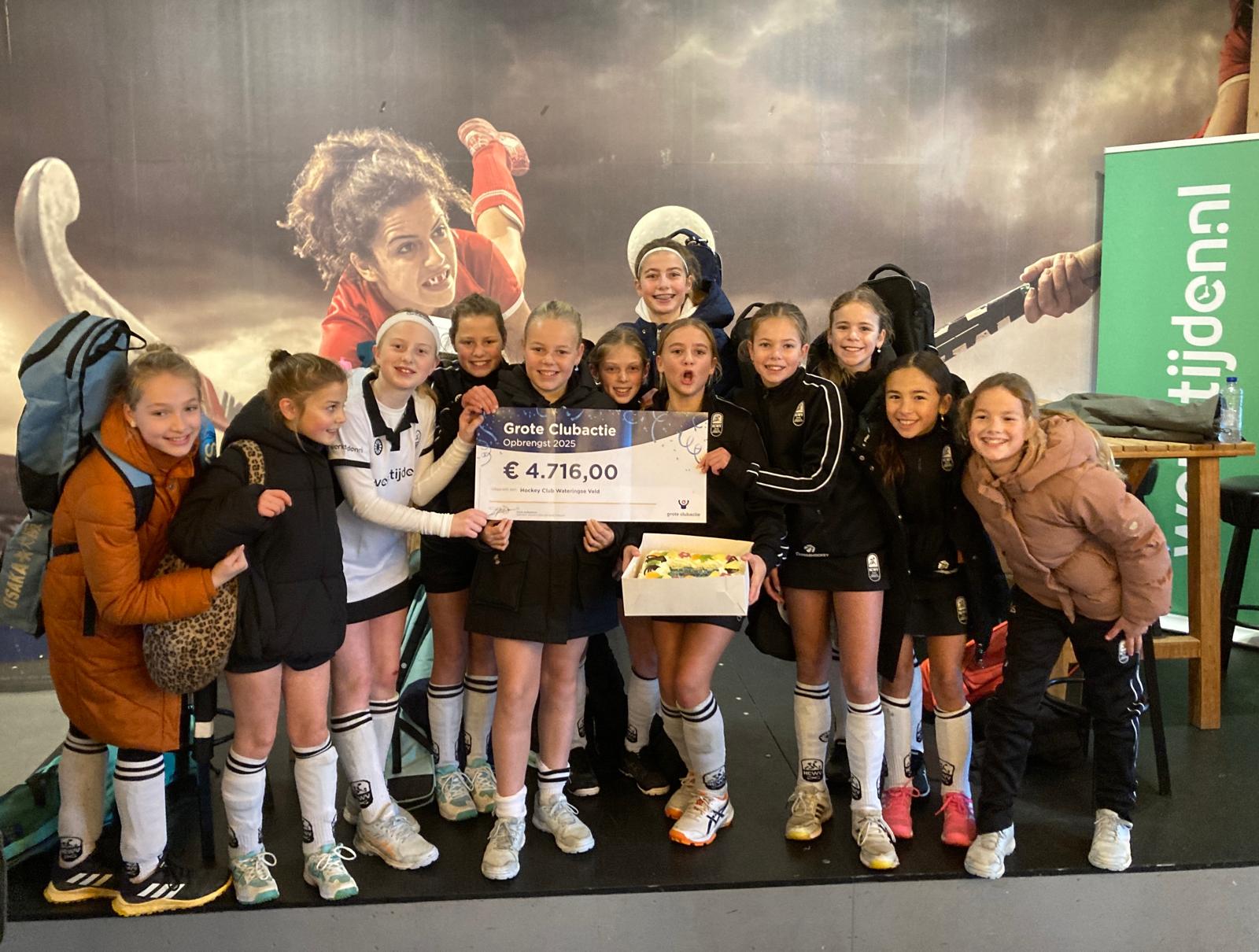 Hockey duel op een waterveld 