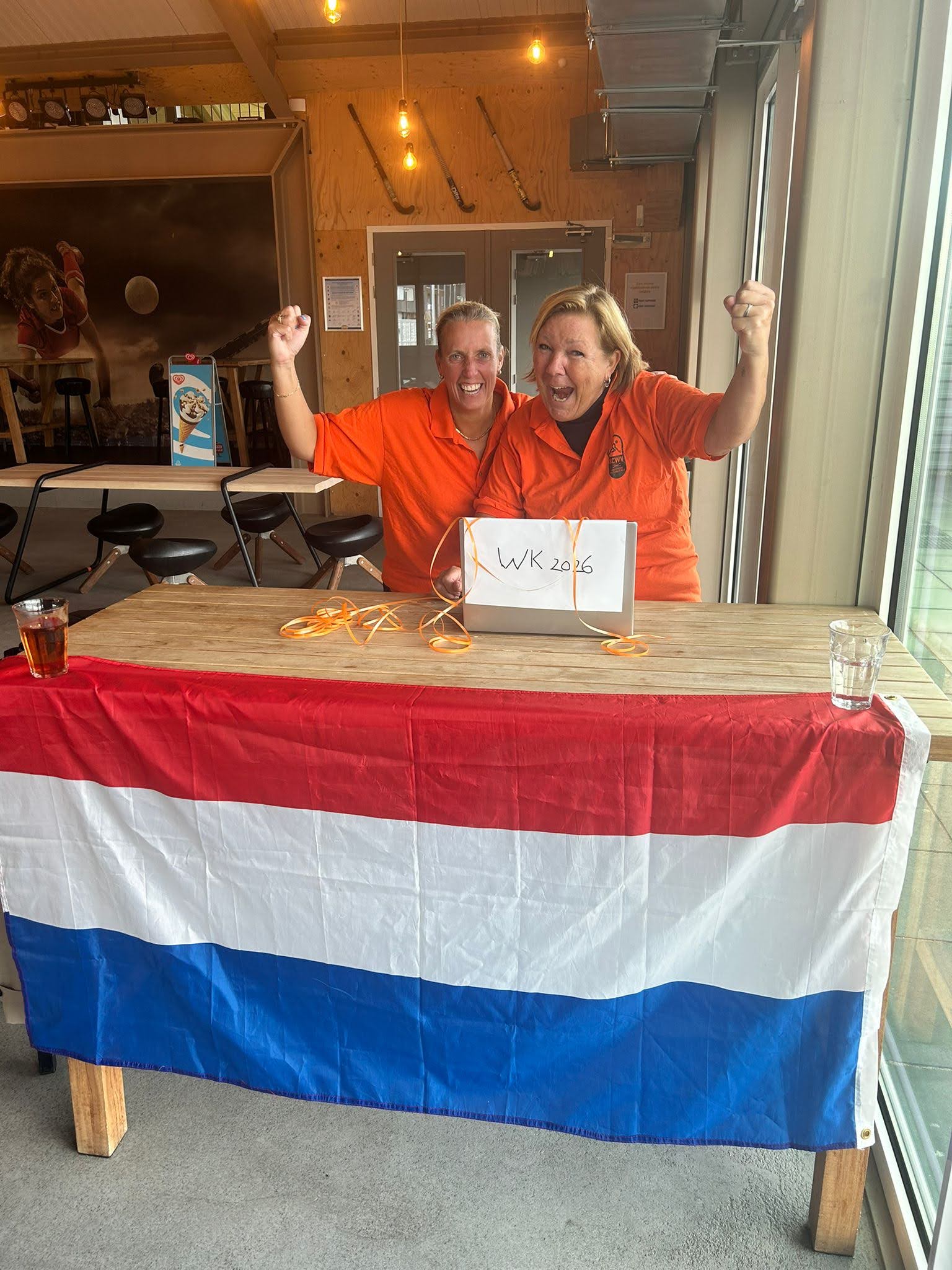 Hockey duel op een waterveld 