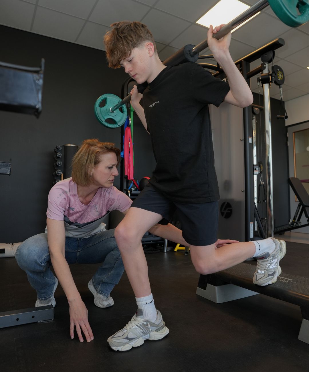 Hockey duel op een waterveld 