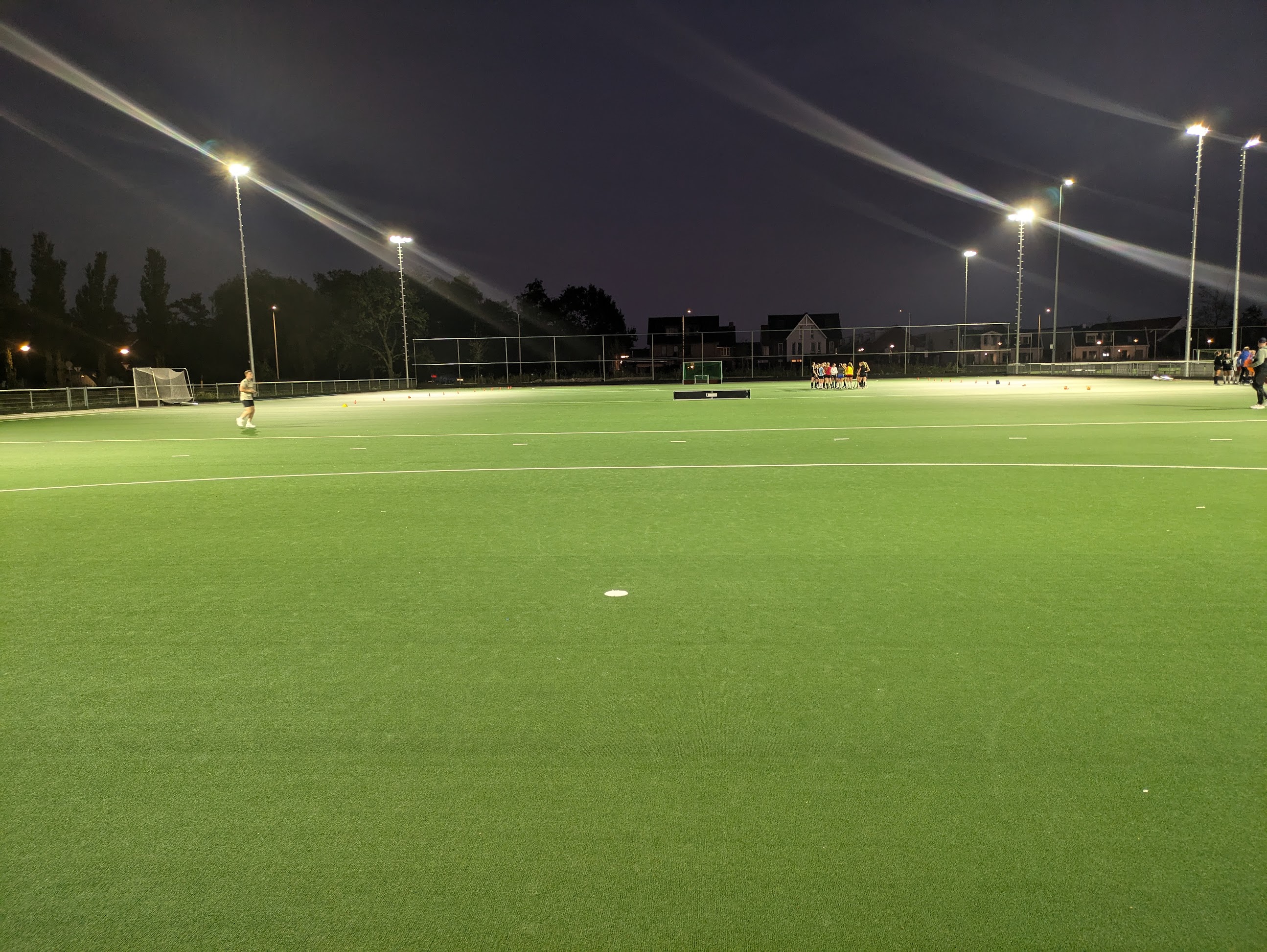 Hockey duel op een waterveld 