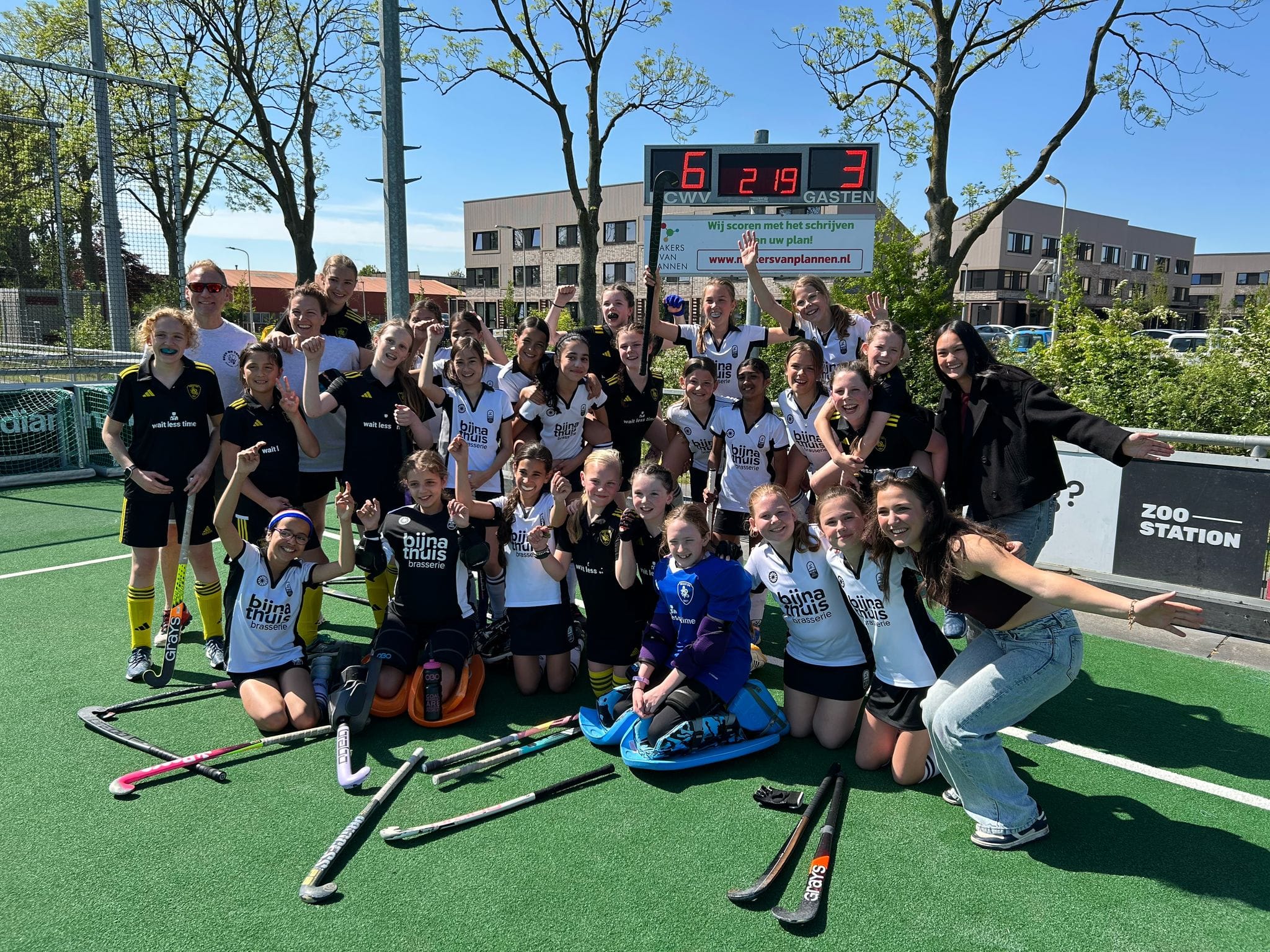 Hockey duel op een waterveld 