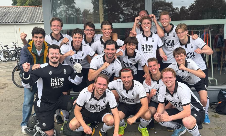 Hockey duel op een waterveld 