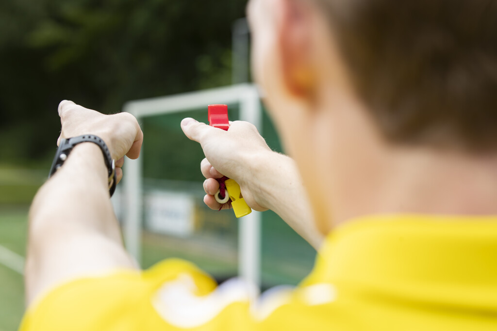 Hockey duel op een waterveld 