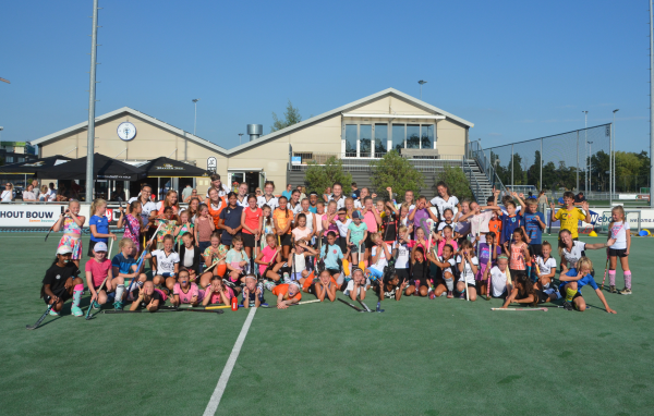 Hockey duel op een waterveld 