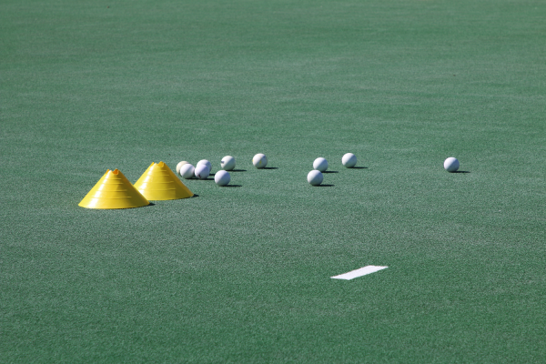 Hockey duel op een waterveld 