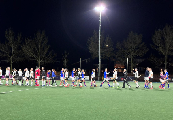 Hockey duel op een waterveld 