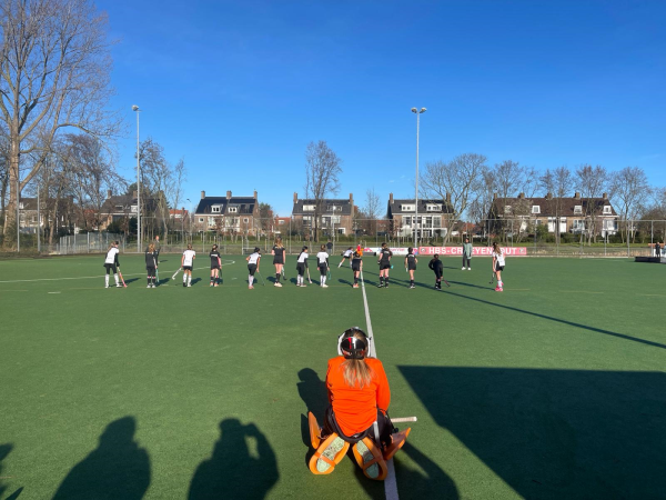 Hockey duel op een waterveld 