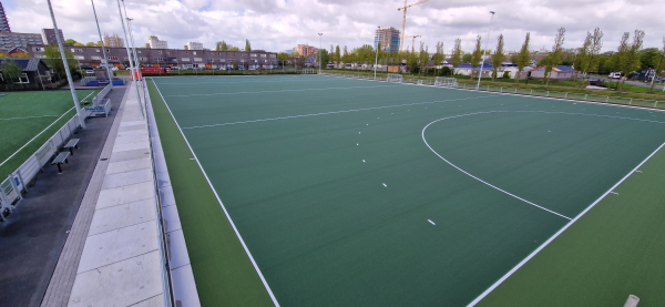 Hockey duel op een waterveld 