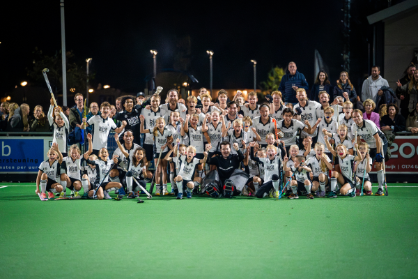 Hockey duel op een waterveld 