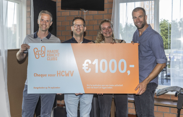 Hockey duel op een waterveld 