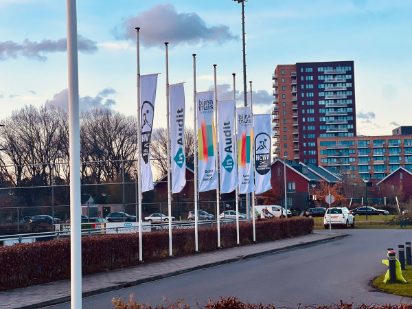 Hockey duel op een waterveld 